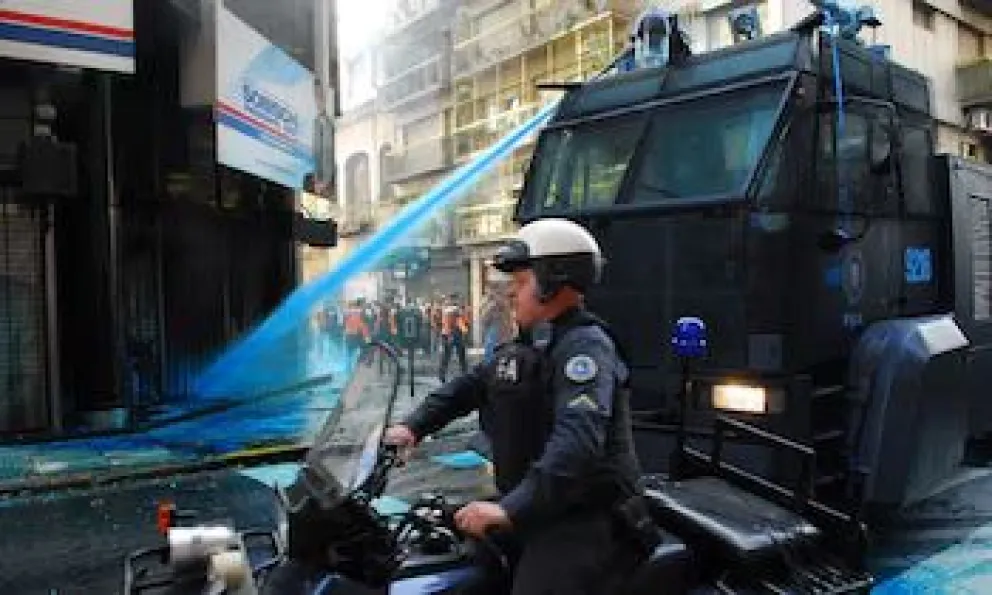 Uso de camión hidrante en manifestaciones