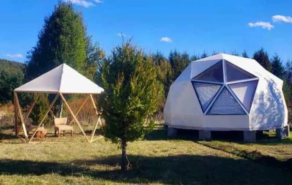 Un domo de Jaya de uso como vivienda con un solar externo