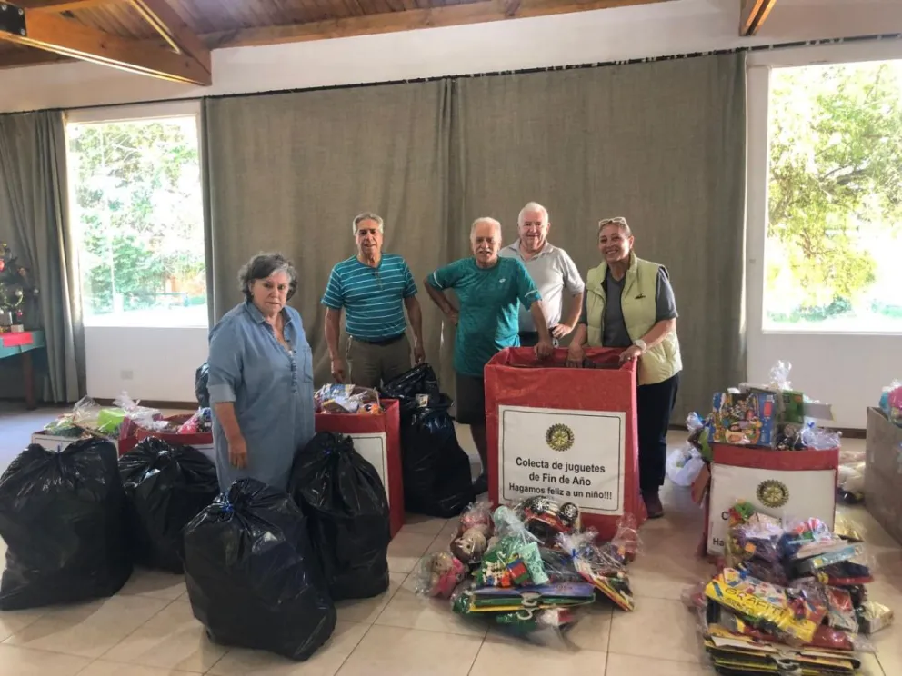 Integrantes del Rotary Club Bariloche con los primeros juguetes de la colecta de este año