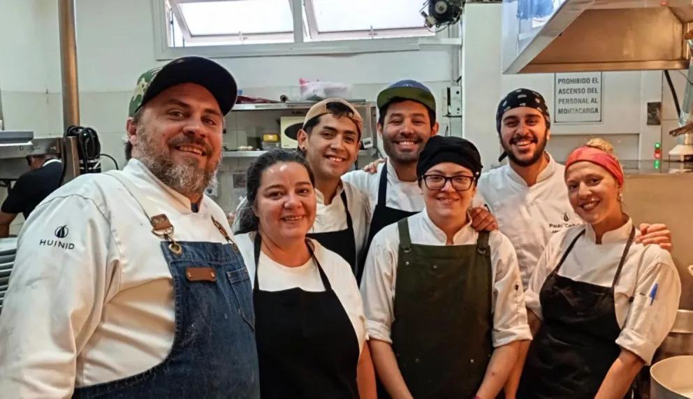 Hay ensamble. Ale Clausen, Gisela Medina, Brian Dillon, Yamila Paulluk, Ariel Belmar, Paulo Carballo y Erika de la Torre.