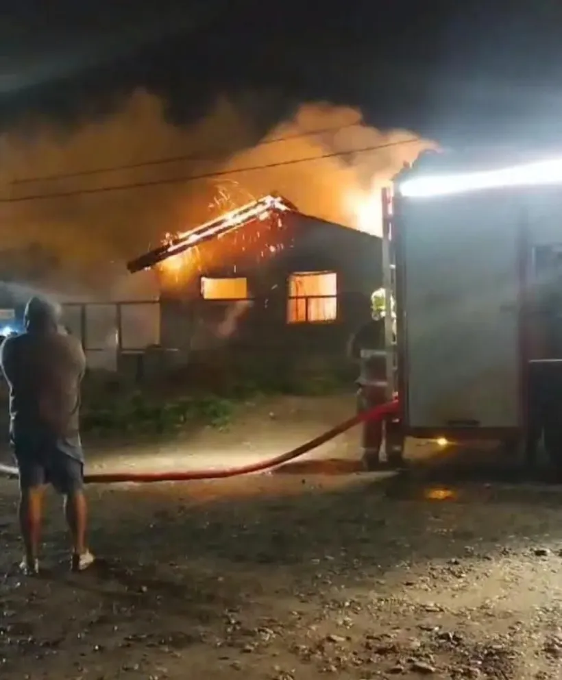 El fuego dejó a una familia en la calle.