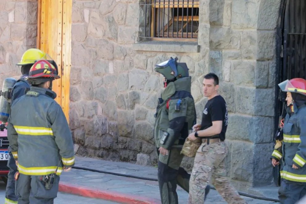 El hallazgo de un explosivo causó alarma en el Centro Cívico (foto Euge Neme, diario El Cordillerano)