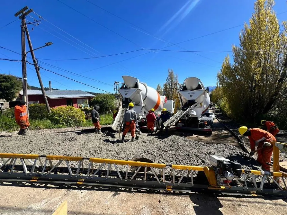 Con el uso de dos mezcladores que descargan a la vez, avanza más rápido el pavimento