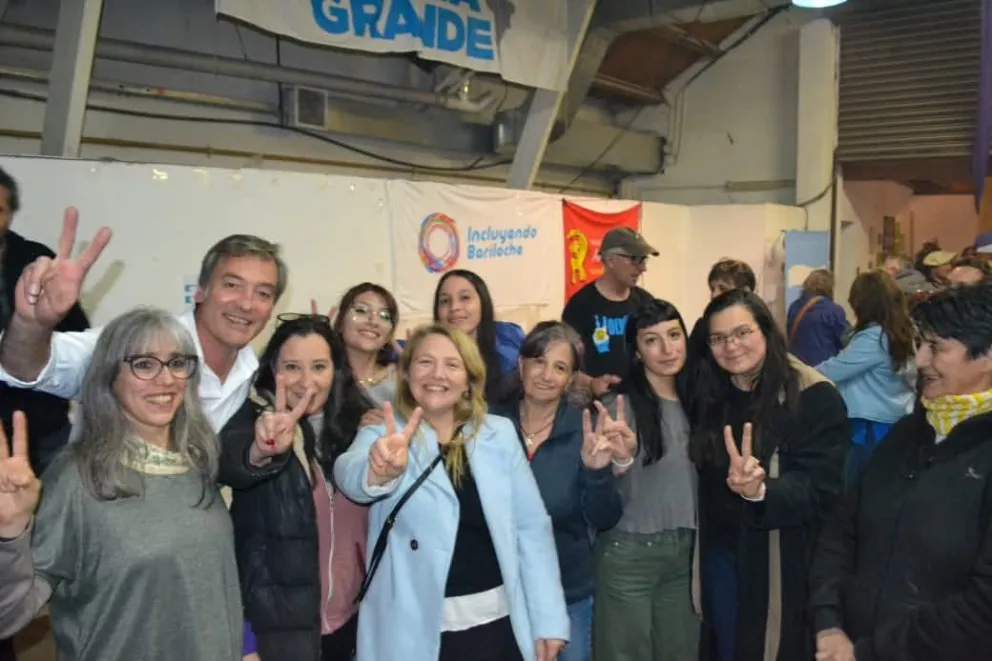 Martín Soria y Ana Marks, candidatos al Senado por Fuerza Patria, junto a la postulante a Diputados Adriana Serquis.