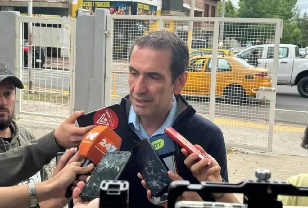 Pablo Cervi dialoga con periodistas esta mañana, luego de votar