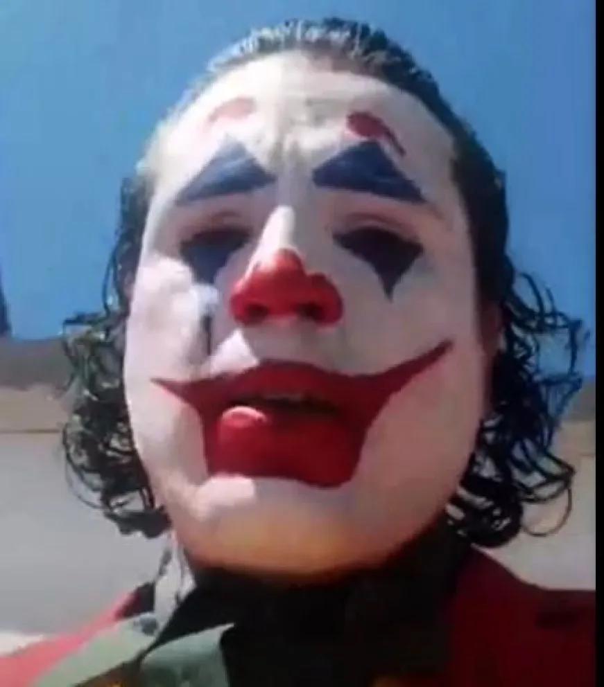 Quiso votar como El Joker, no lo dejaron entrar a la escuela, y se fue.