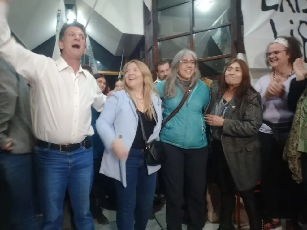 Bariloche: Alegría en el bunker peronista. A LLA le fue bien, pero no había quien festeje.