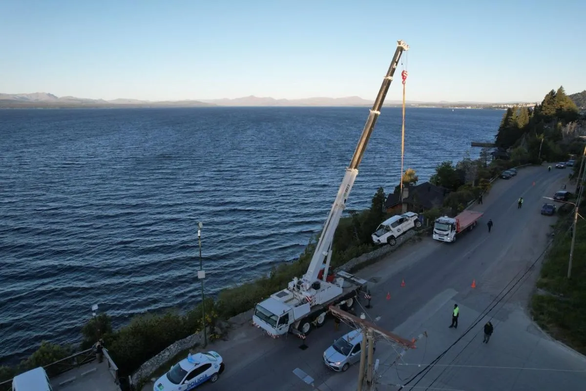 Hubo un importante operativo para retirar el veh&iacute;culo desde la costa del lago
