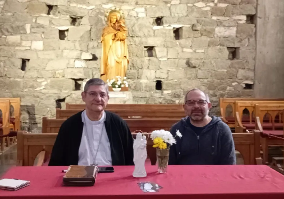 El obispo Ares y el padre Stanizzo, en la Catedral de Bariloche