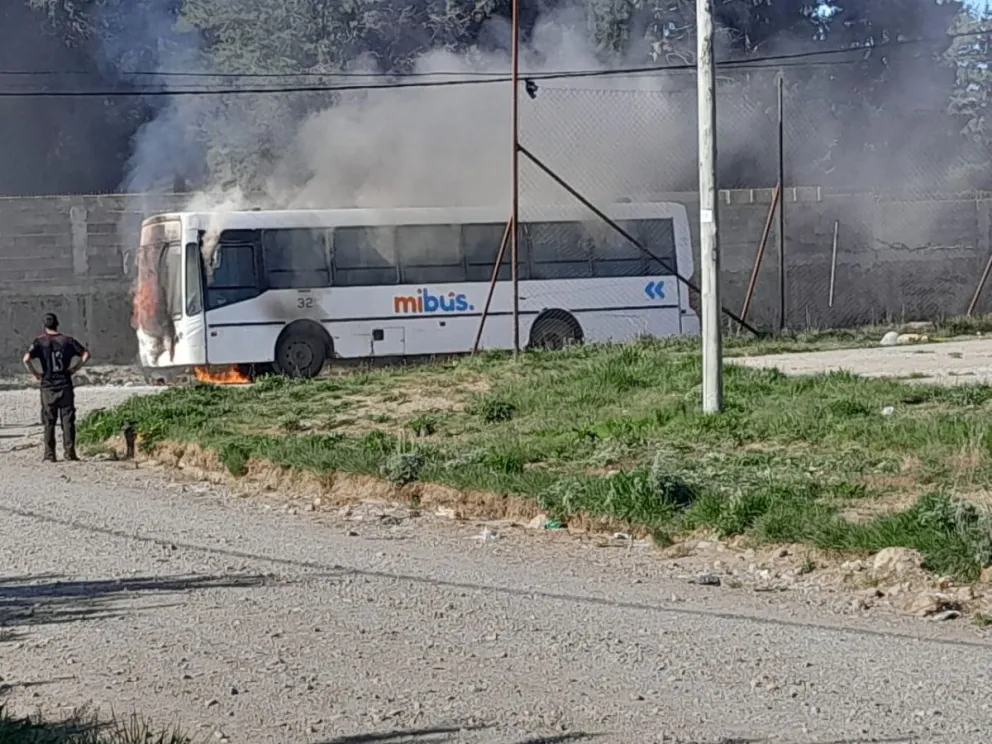 Ardió un colectivo de Mi Bus en el barrio Eva Perón