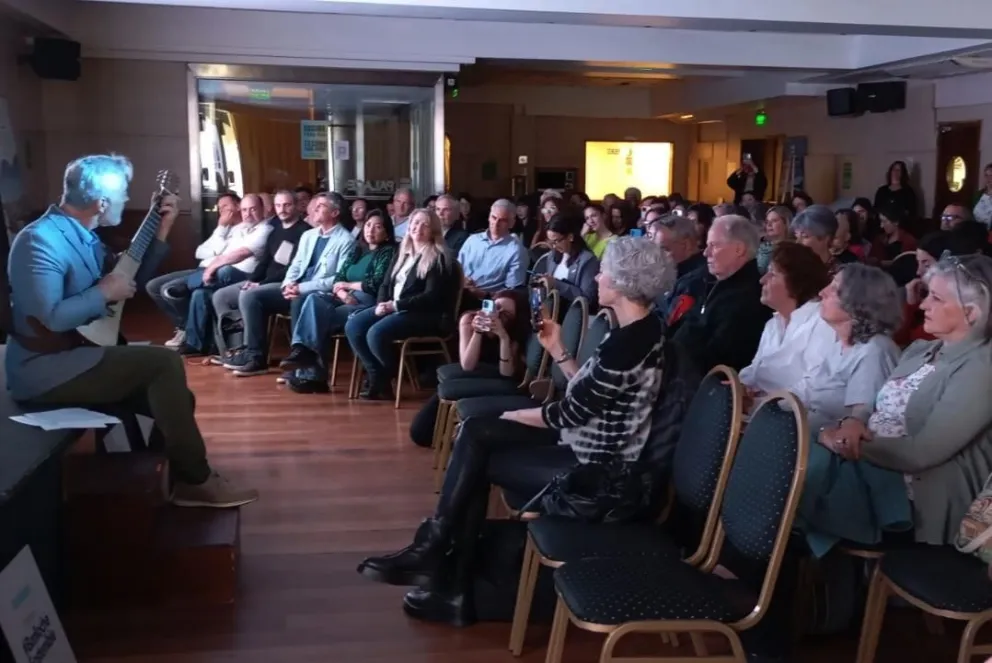 Original introducción de Ivan Espeche Gil cantando
