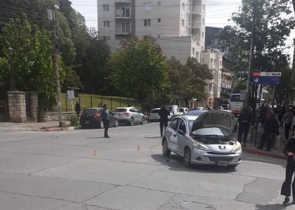 El vehículo en el que iba la mujer derivada al hospital