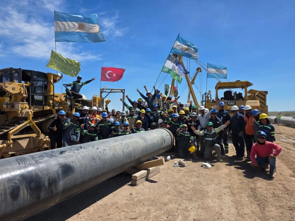 Operarios celebran la última soldadura del oleoducto VMOS