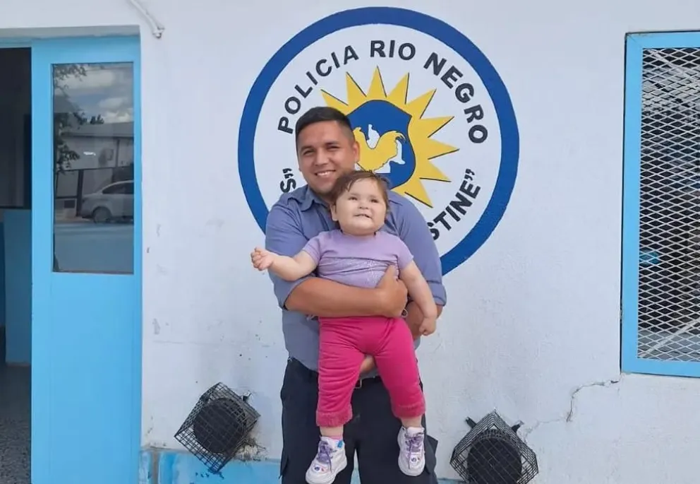 El cabo Parada y una bebé a la que salvó de la muerte