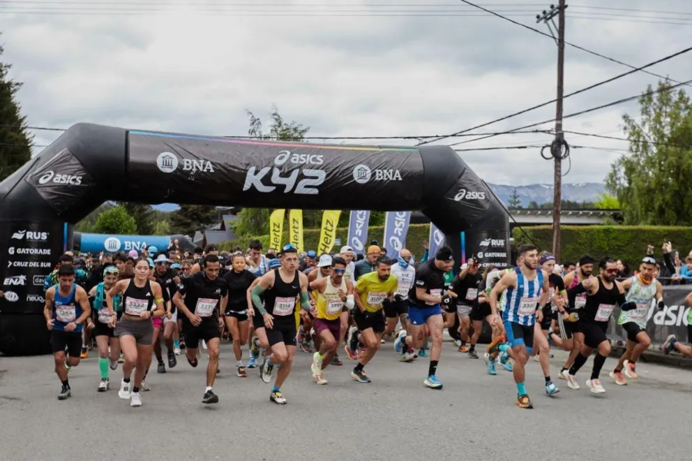 Largada de la apasionante maratón ASICS 42