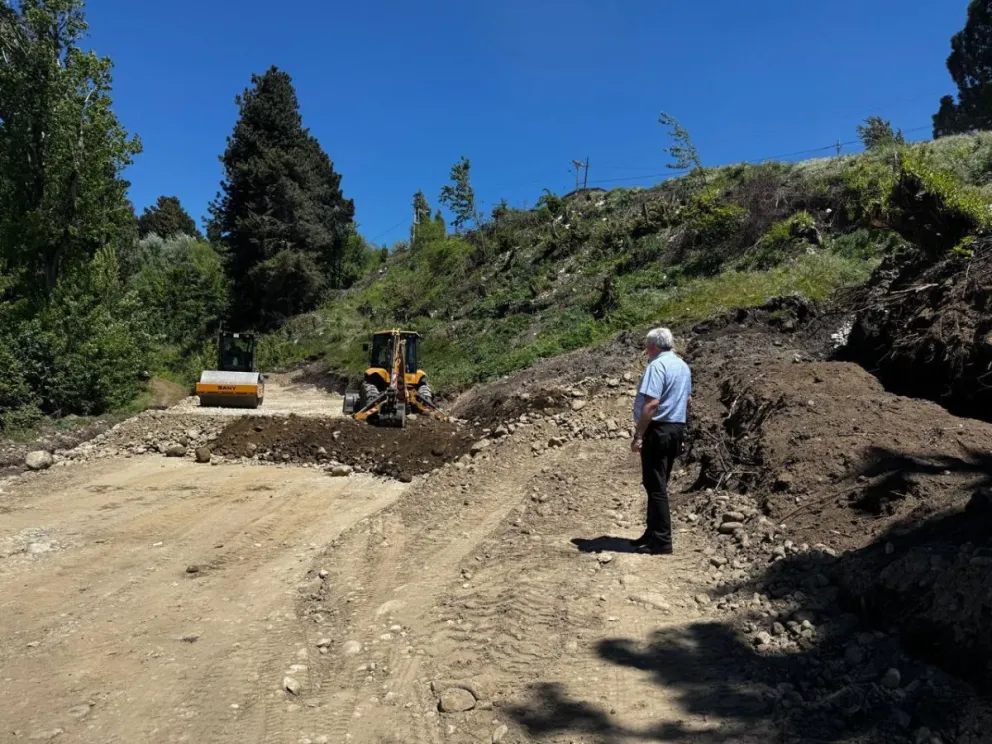 Obra estratégica: el intendente Walter Cortés recorrió el avance del pavimento en la Barda del Ñireco