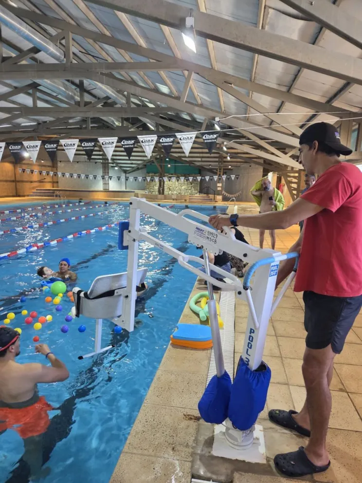 Actividades inclusivas en la pileta de AMEC