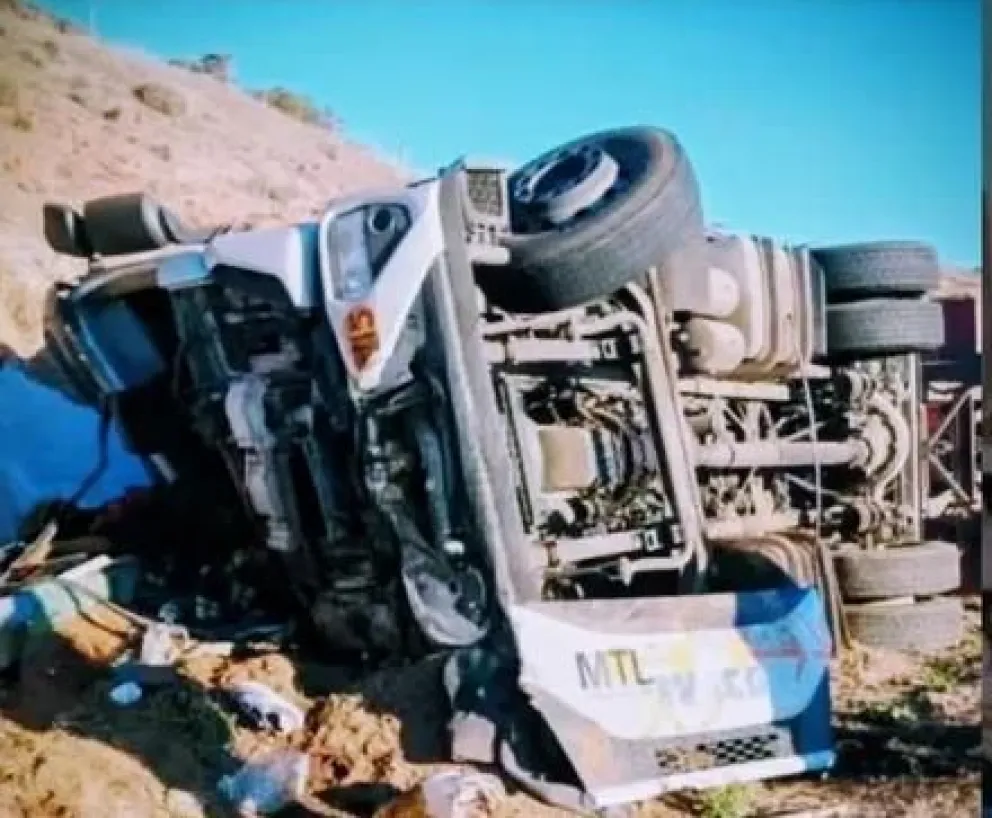 Debieron rescatar al camionero de la cabina aplastada