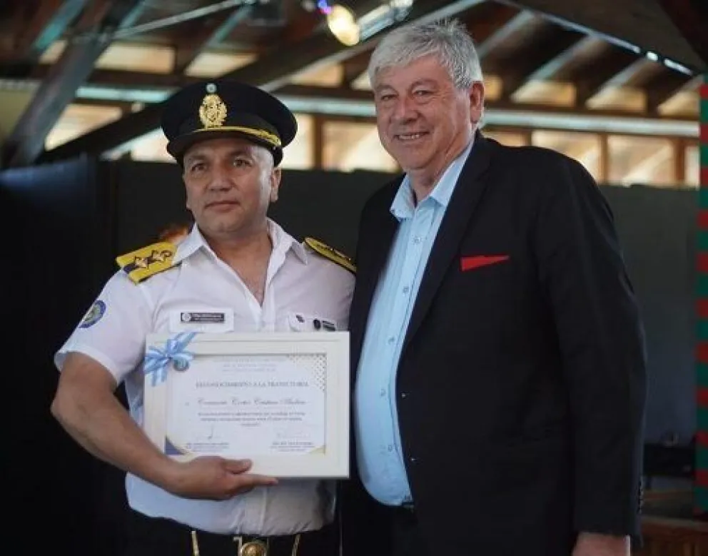 El Intendente con el con el comisario Cristian Cortés, de la 27 (archivo)