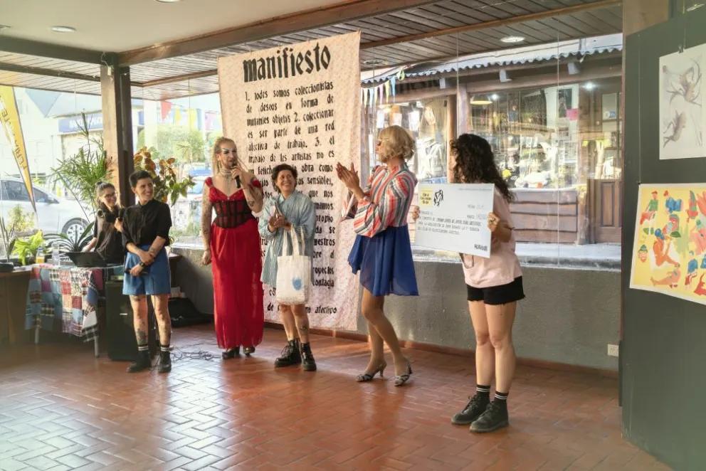 El encuentro contó con música de DJ Cata Lauro, la presencia de Des.Dobladas y la presentación de 18 obras, de las cuales se concretaron 12 ventas, superando todas las expectativas.