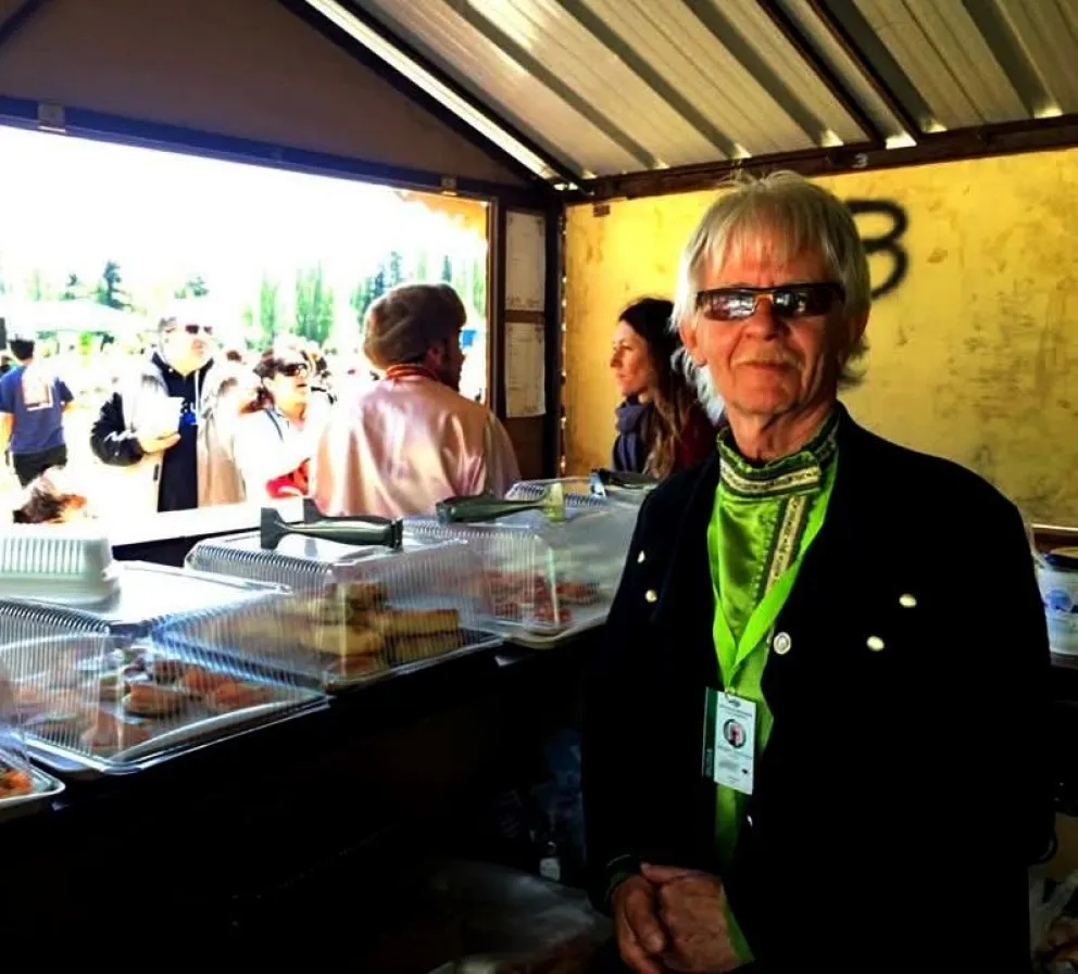 Sergio en el stand de los rusos en la Fiesta de las Colectividades