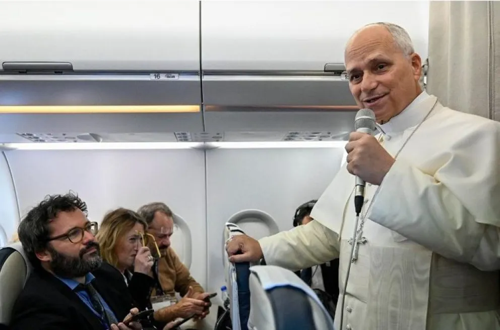 El papa León XIV, con los periodistas en el vuelo de regreso a Roma