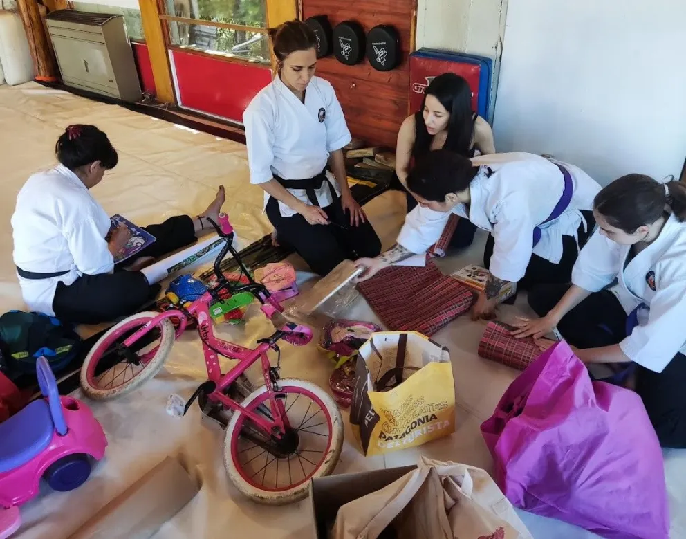Instructores y alumnos arman los regalos solidarios