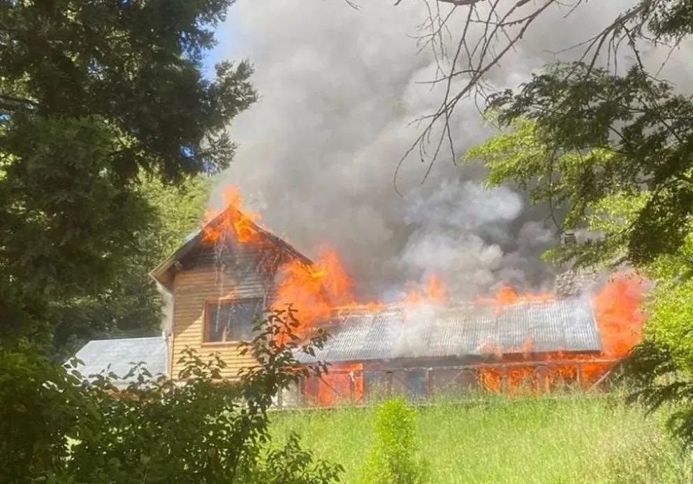 Las llamas destruyeron un chalet en Alto Manzano, Villa la Angostura (Diario Andino)