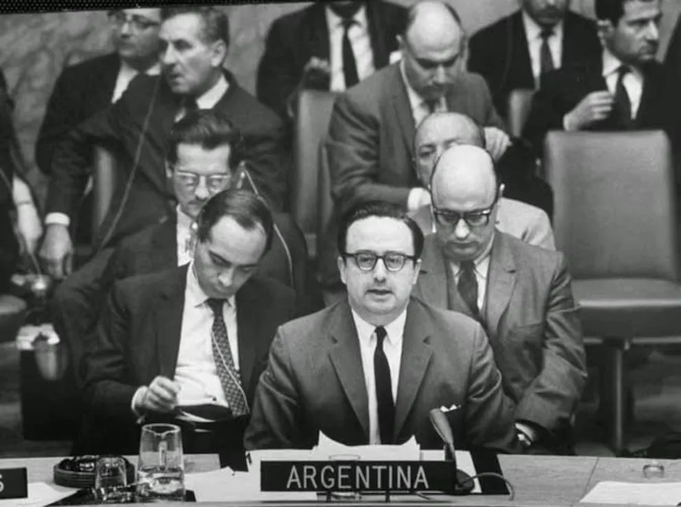 El diplomático argentino José María Ruda en la asamblea de la ONU en 1965