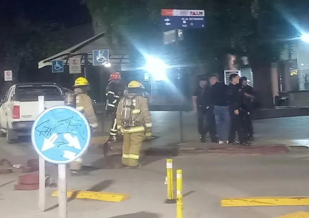 Operativo de anoche por la amenaza de bomba en el HPR  (Foto BariloNoticias)