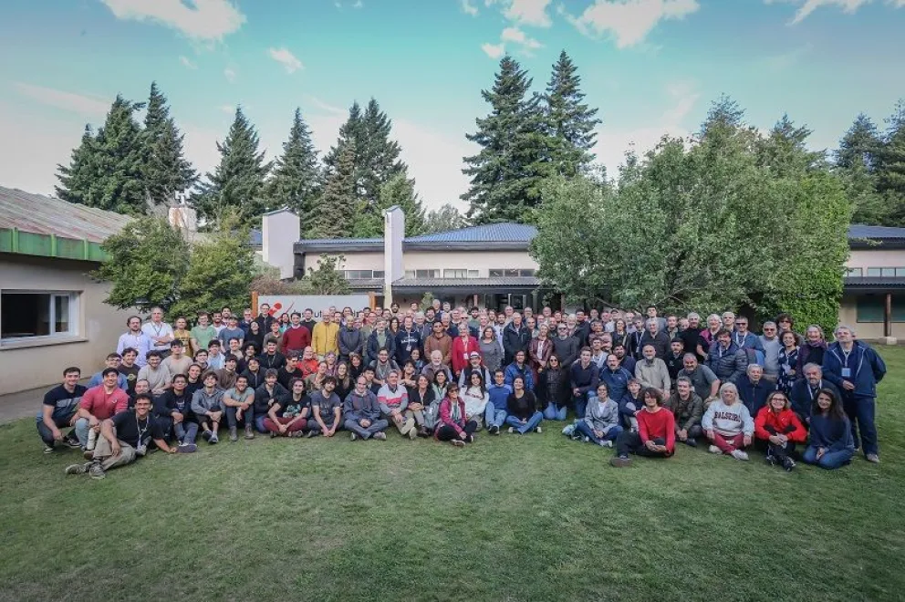 Foto grupal del cierre del congreso de los 70 años del Instituto Balseiro
