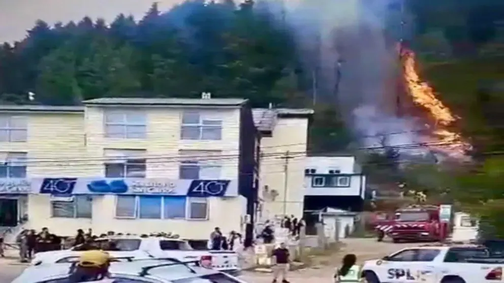 El incendio iniciado en el Sanatorio San Carlos puso en vilo a todo el barrio (captura de video)