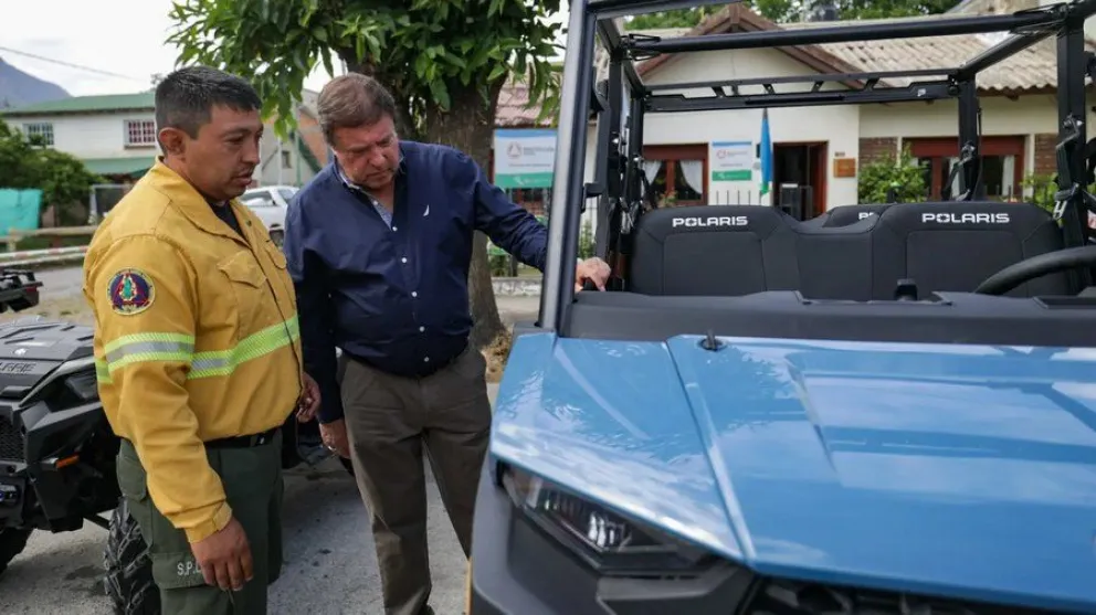 Weretilneck entregó en El Bolsón equipamiento y vehículos para incendios forestales