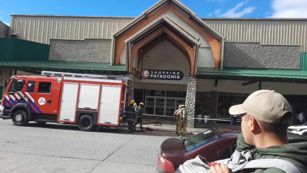 Operativo frente al Shopping Patagonia por amenaza de bomba