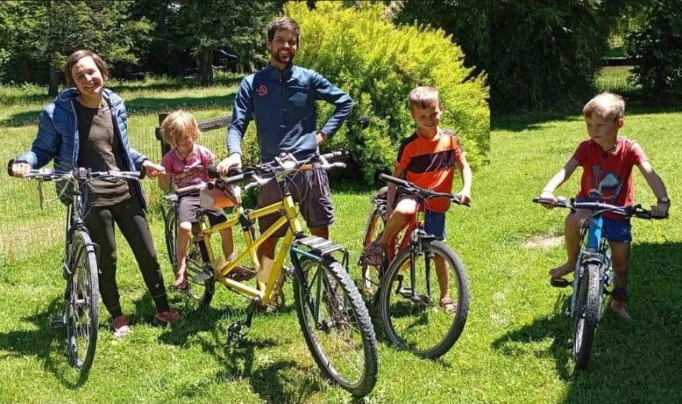 La familia completa con sus bicis en la escala de Bariloche