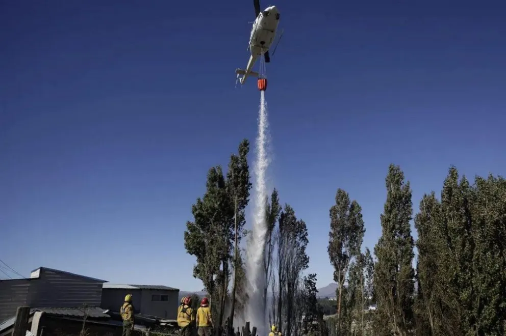 La colaboración de un helicóptero y un avión fue clave para la contención de los focos