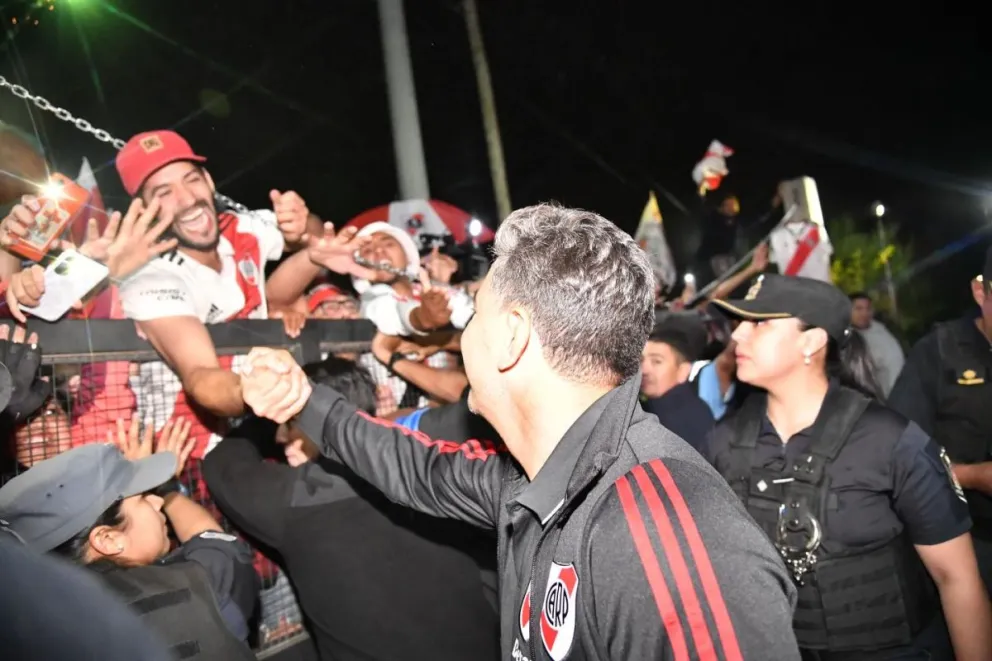 Marcelo Gallardo saluda a los hinchas en San Martín de los Andes