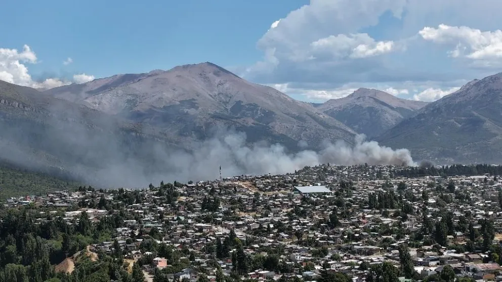El incendio en el barrio Eva Perón genera mucho humo y puede verse desde toda la ciudad (@chiwifotografia)