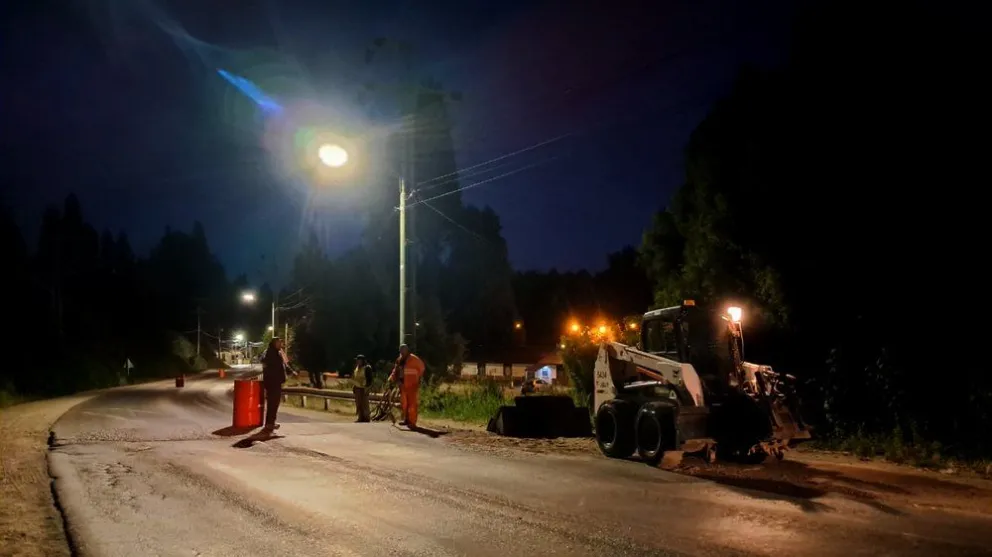 La gestión del intendente Cortés implementó un inédito y virtuoso bacheo nocturno en la avenida Exequiel Bustillo