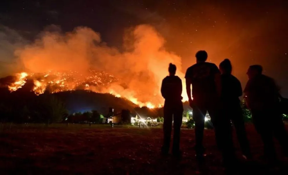 Angustia frente al incendio de Puerto Patriada (diario El Chubut)