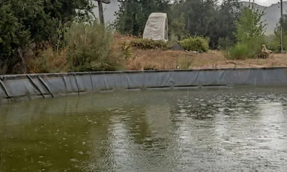 Llueve sobre una de las cisternas del manejo del fuego en El Hoyo