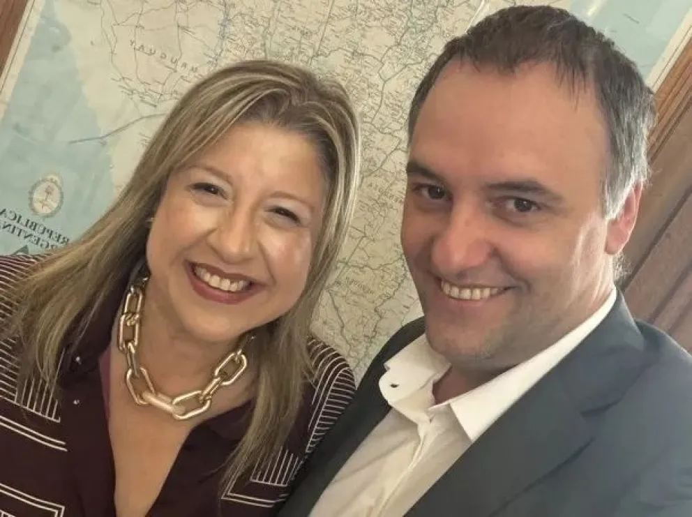 Manuel Adorni y Alejandra Monteoliva, comunicadores del Gobierno sobre incendios forestales