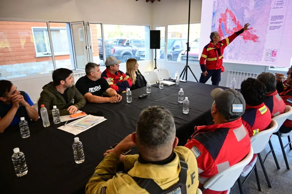 El gobernador Torres en la reunión de la brigada del incendio