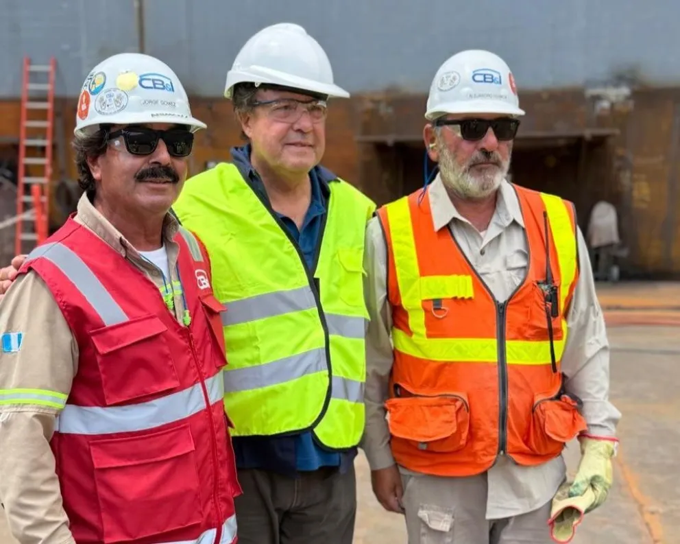 Weretilneck con los constructores del VMOS en Punta Colorada