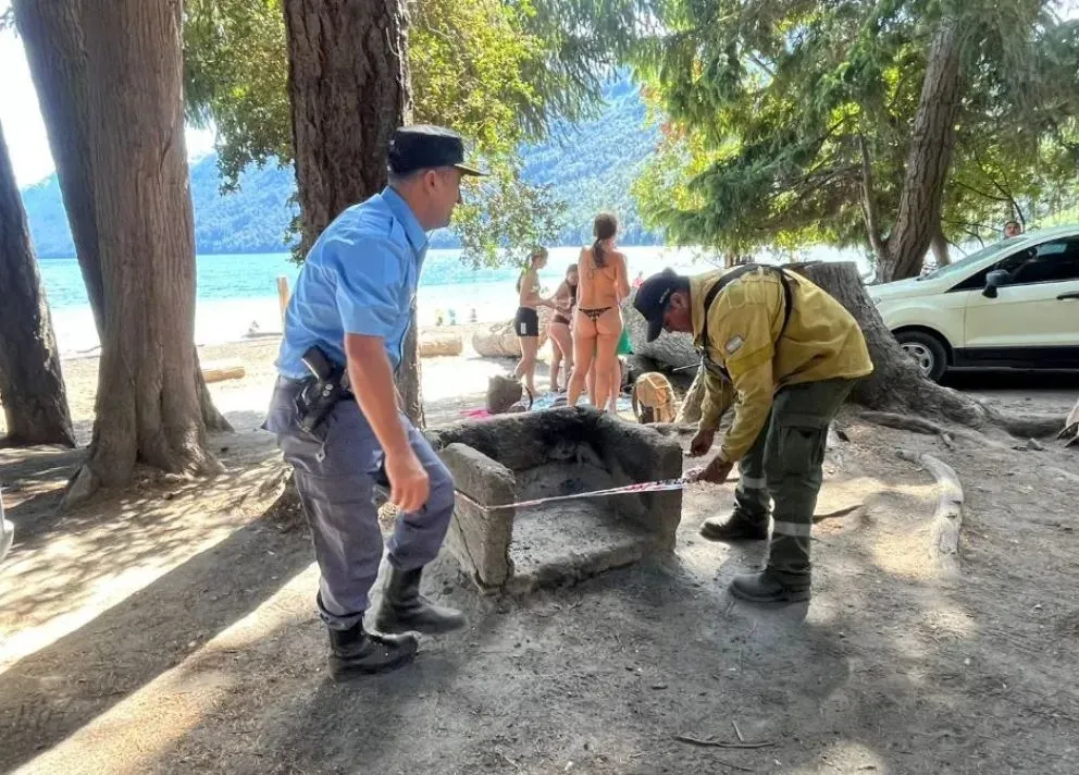 Agentes marcan fogones que no pueden usarse en el camping Correntoso