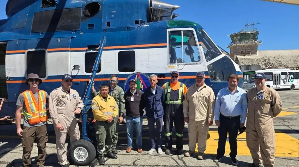 Weretilneck y otras autoridades junto al Sikorsky S-61, recientemente incorporado a la provincia