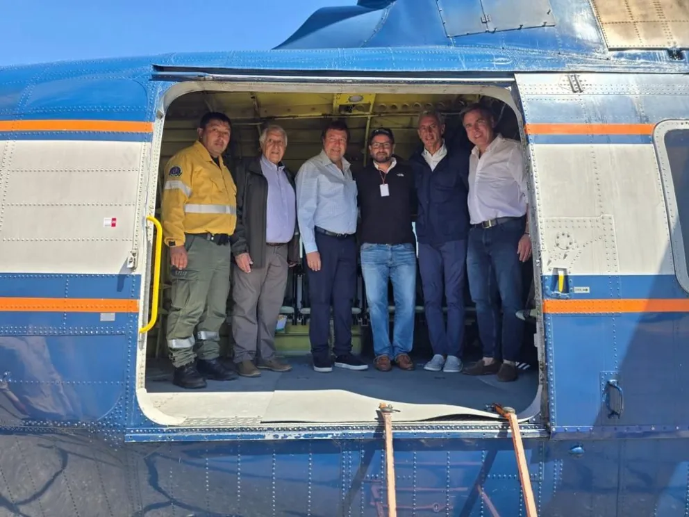 Orlando Baez (Splif), Hugo Covarrubias (Dina Huapi), Matías Osterc (Aero Guardian), ministro Carlos Banacloy y Bruno Pogliano (El Bolsón),