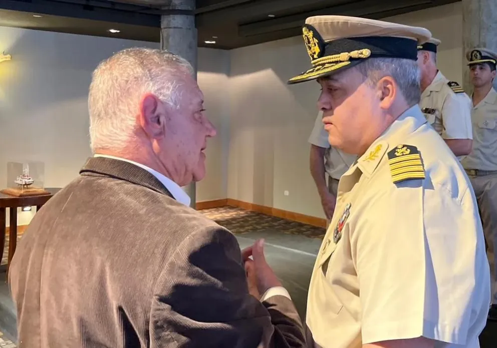 Madjinca con el nuevo jefe de Prefectura