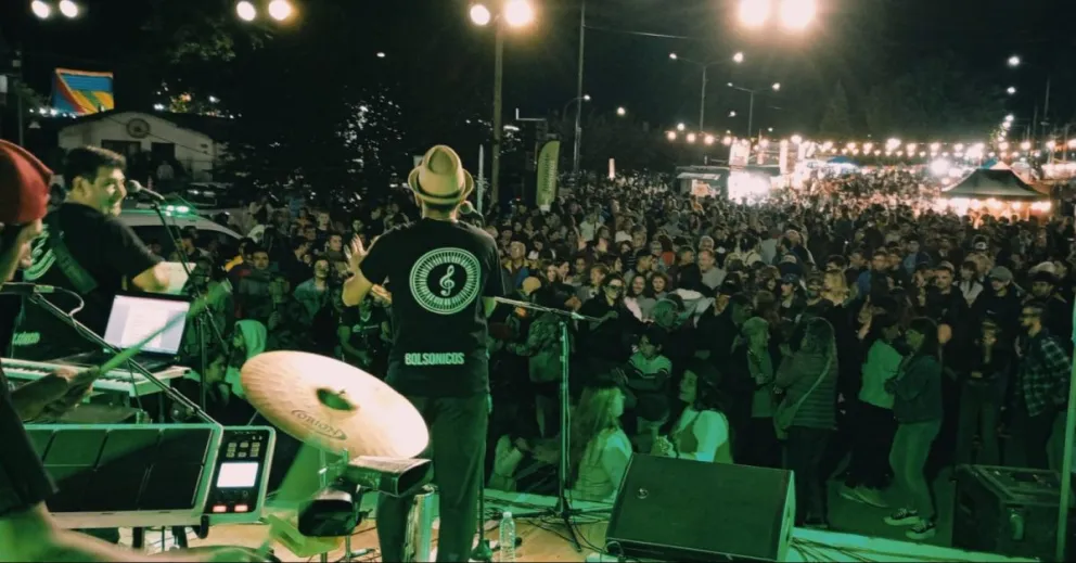 Una multitud cantó y bailó al rutmo del Centenario de El Bolsón