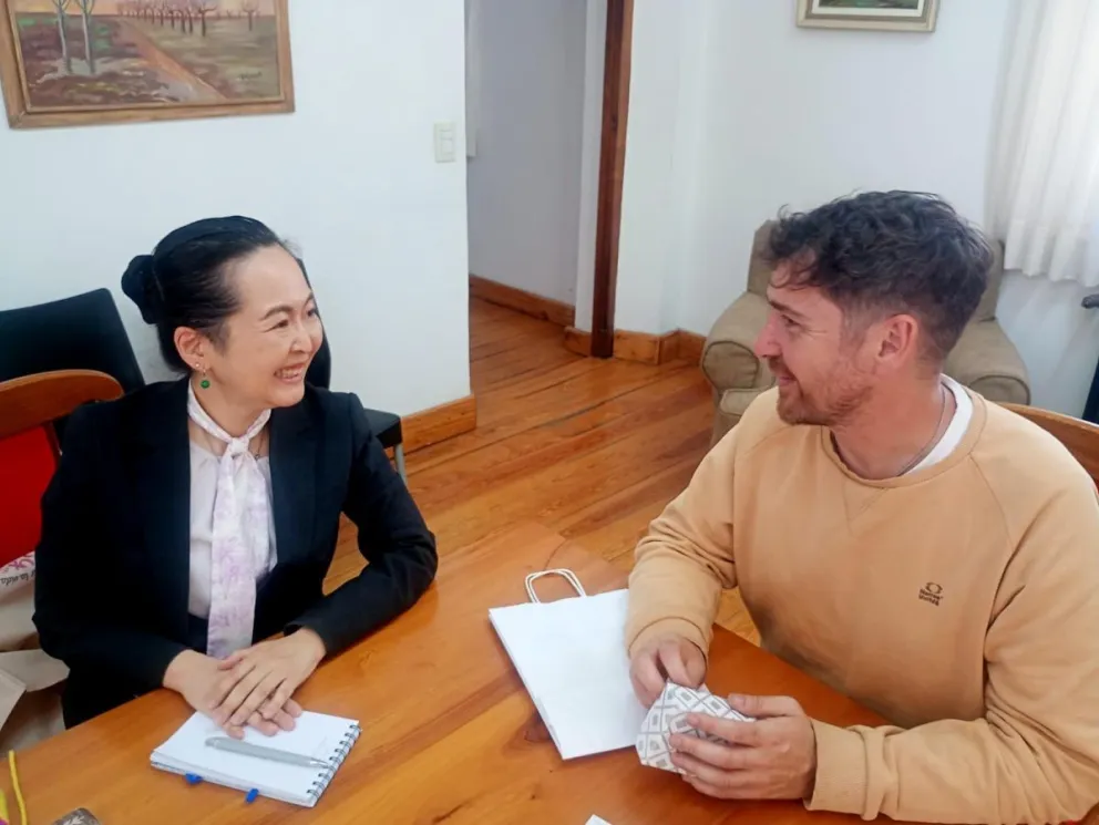 La agregada cultural de la Embajada de Japón con el director de Cultura